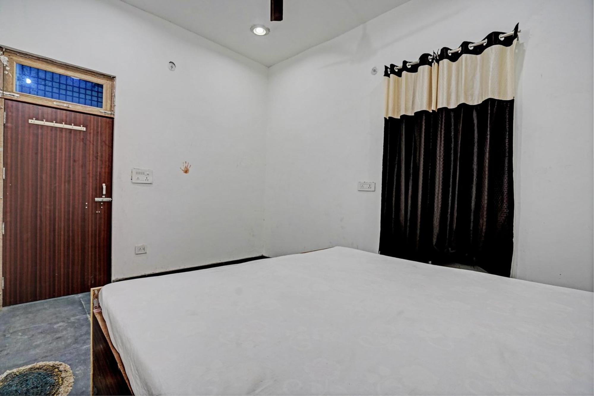 Oyo Double Ss Hotel Hathras Bagian luar foto