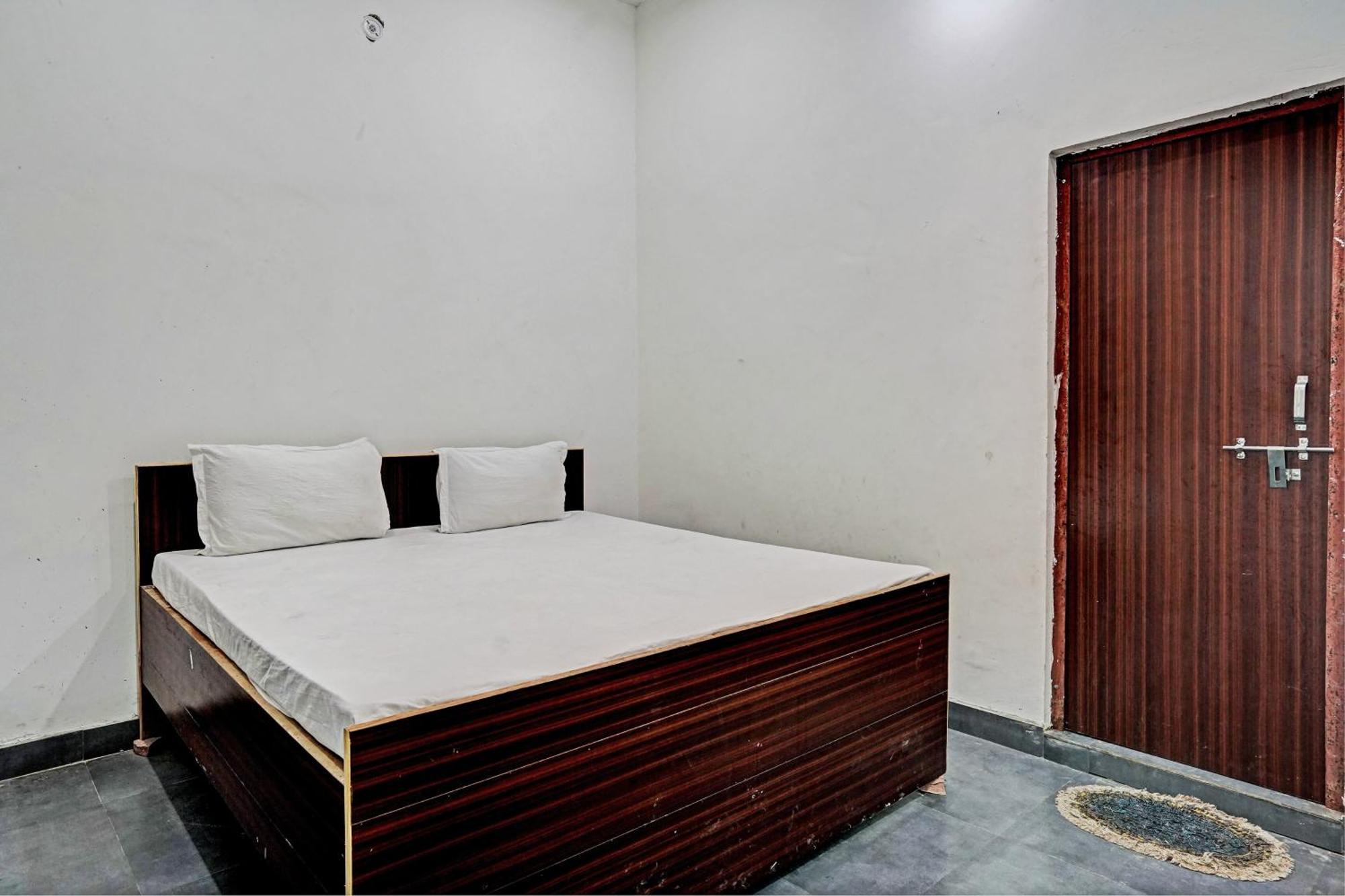 Oyo Double Ss Hotel Hathras Bagian luar foto