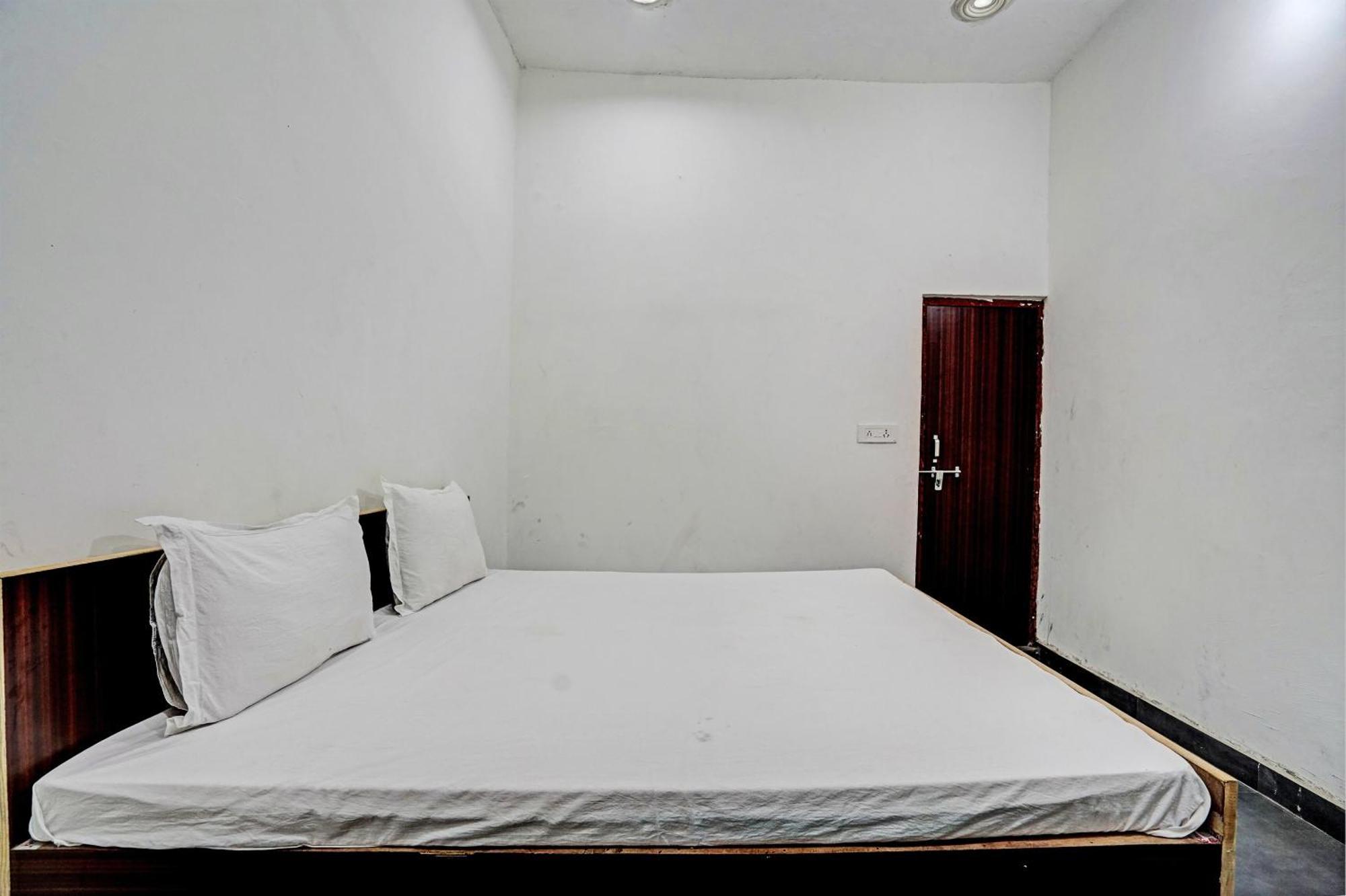Oyo Double Ss Hotel Hathras Bagian luar foto