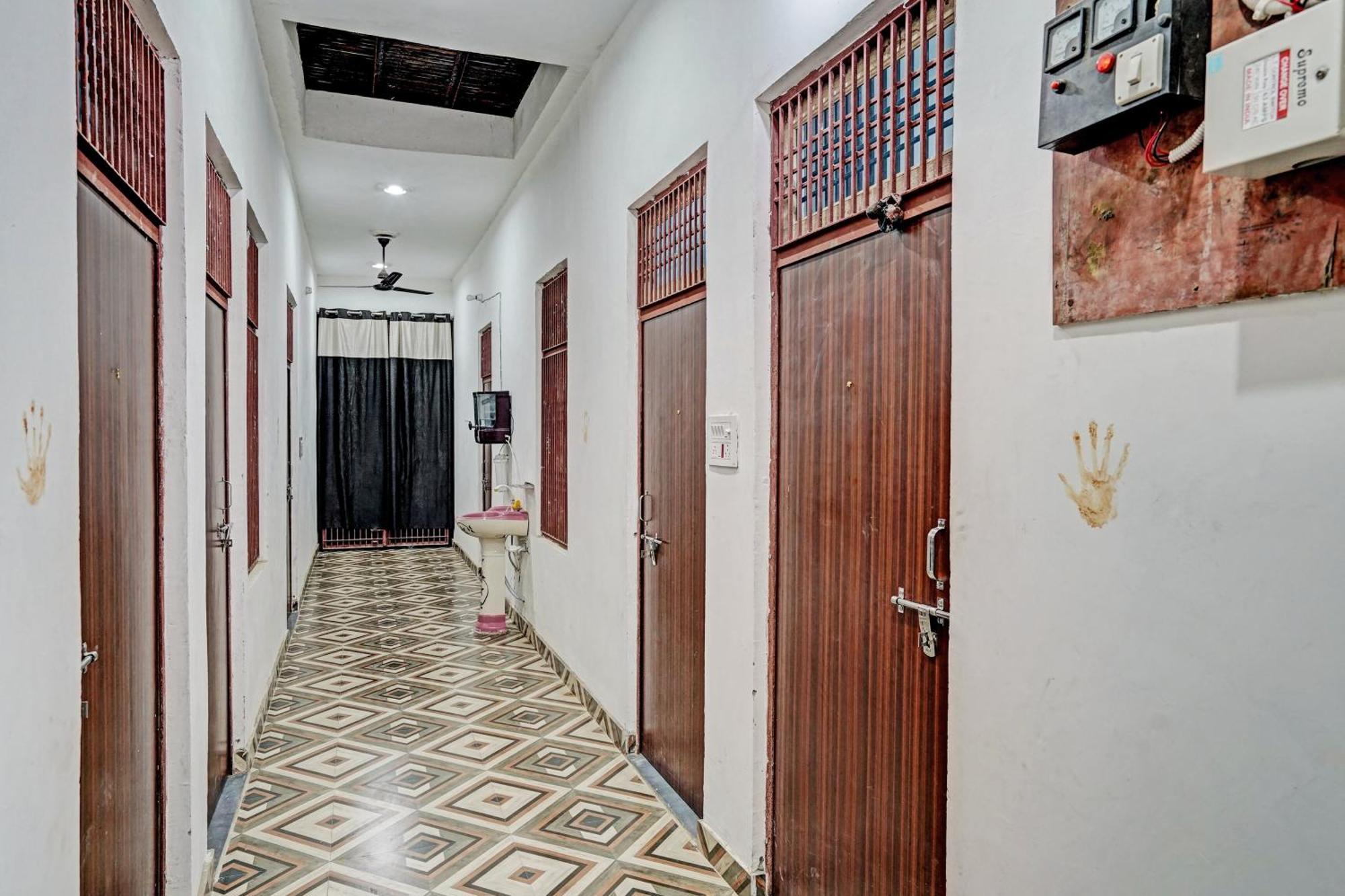 Oyo Double Ss Hotel Hathras Bagian luar foto